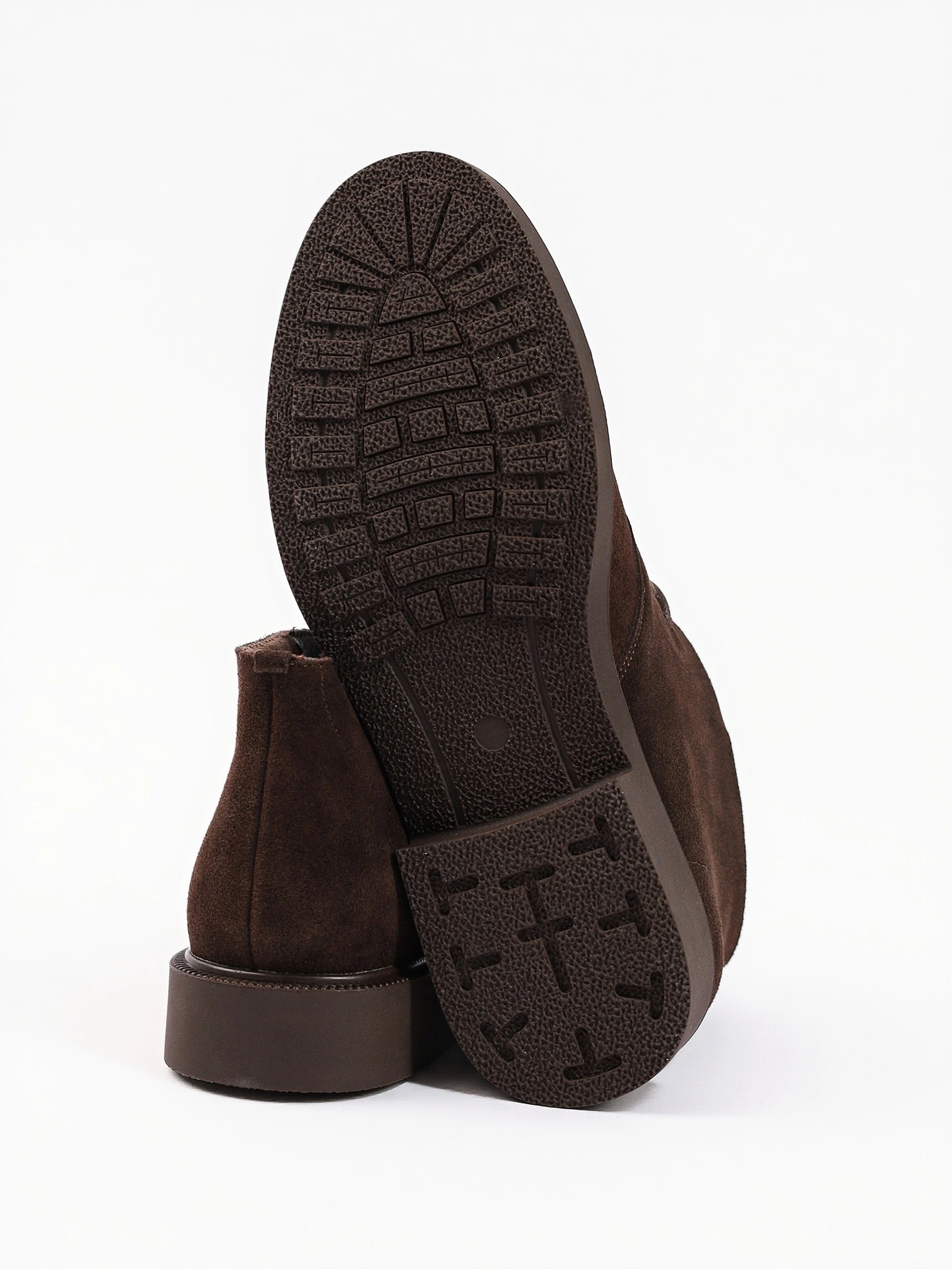 Ботинки темно-коричневого цвета на шнуровке из натуральной замши